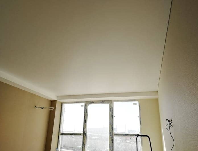 Матовый натяжной потолок в комнате